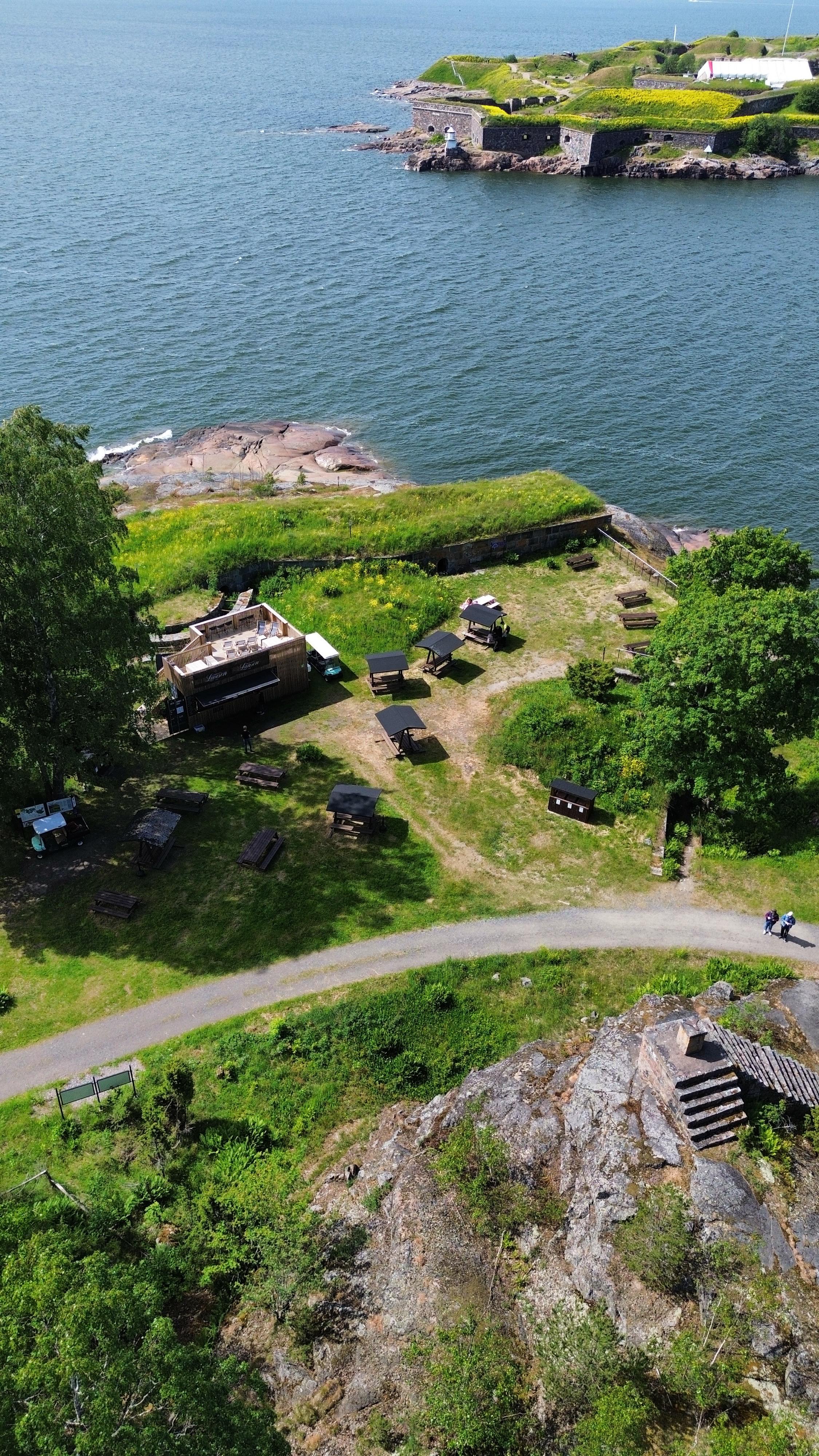 Drone-kuva Kustaanmiekan terassista ja Suomenlinnasta