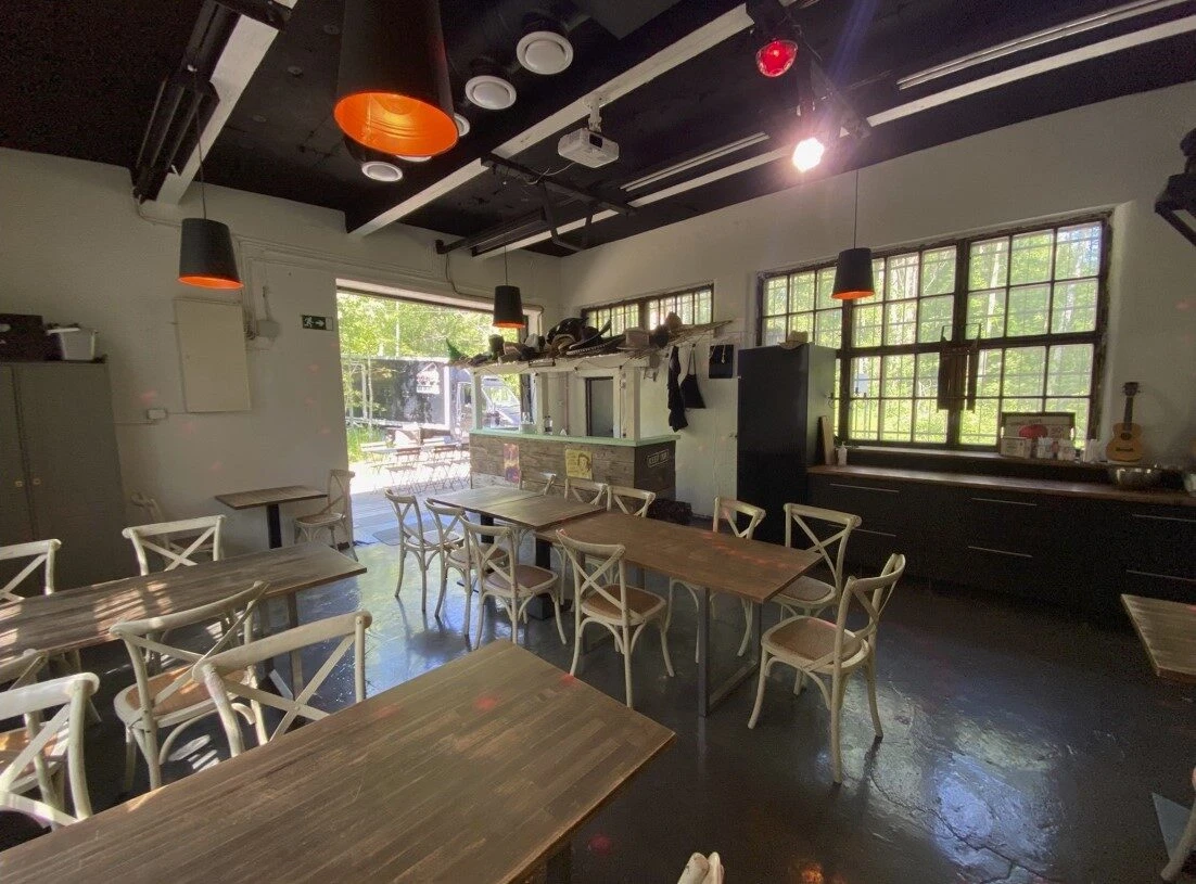 Tunnelmallinen vuokratila pöytineen ja suurine ikkunoineen