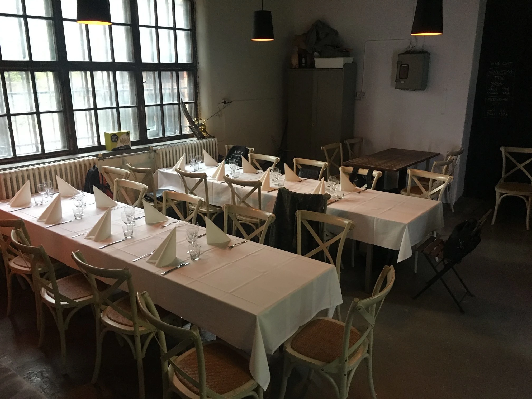 Katettu juhla- tai illallispöytä vuokratilassa